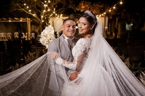 pre-wedding-casamento-ensaio-igreja-cerimonia-noiva-daniel-custodio-fotografias-de-casamento-uberlandia-fotografo-cerimonial-por-do-sol-vestido-terno-atelie-buque-buffet-chacara-banda-uberlandia-minas-gerais-goias-aragauri-brasil-chacara-pista-de dança-'