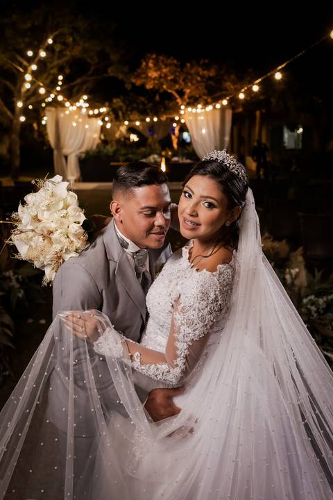 pre-wedding-casamento-ensaio-igreja-cerimonia-noiva-daniel-custodio-fotografias-de-casamento-uberlandia-fotografo-cerimonial-por-do-sol-vestido-terno-atelie-buque-buffet-chacara-banda-uberlandia-minas-gerais-goias-aragauri-brasil-chacara-pista-de dança-'