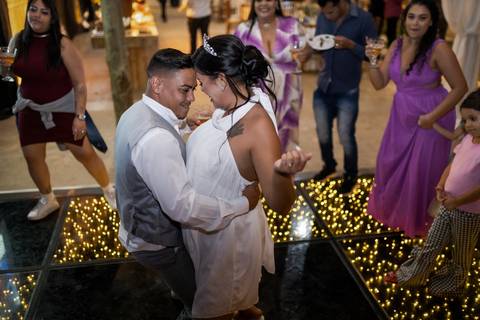 pre-wedding-casamento-ensaio-igreja-cerimonia-noiva-daniel-custodio-fotografias-de-casamento-uberlandia-fotografo-cerimonial-por-do-sol-vestido-terno-atelie-buque-buffet-chacara-banda-uberlandia-minas-gerais-goias-aragauri-brasil-chacara-pista-de dança-'