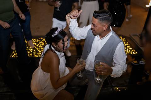 pre-wedding-casamento-ensaio-igreja-cerimonia-noiva-daniel-custodio-fotografias-de-casamento-uberlandia-fotografo-cerimonial-por-do-sol-vestido-terno-atelie-buque-buffet-chacara-banda-uberlandia-minas-gerais-goias-aragauri-brasil-chacara-pista-de dança-'