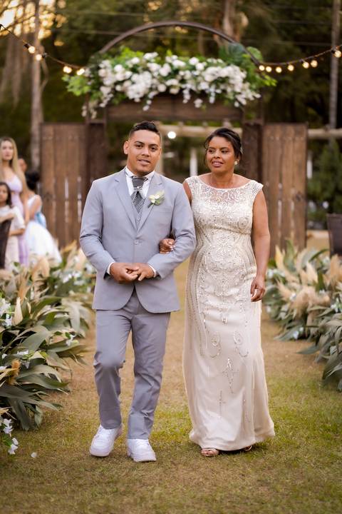 pre-wedding-casamento-ensaio-igreja-cerimonia-noiva-daniel-custodio-fotografias-de-casamento-uberlandia-fotografo-cerimonial-por-do-sol-vestido-terno-atelie-buque-buffet-chacara-banda-uberlandia-minas-gerais-goias-aragauri-brasil-chacara-pista-de dança-'