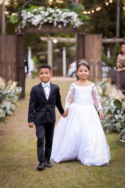 pre-wedding-casamento-ensaio-igreja-cerimonia-noiva-daniel-custodio-fotografias-de-casamento-uberlandia-fotografo-cerimonial-por-do-sol-vestido-terno-atelie-buque-buffet-chacara-banda-uberlandia-minas-gerais-goias-aragauri-brasil-chacara-pista-de dança-'