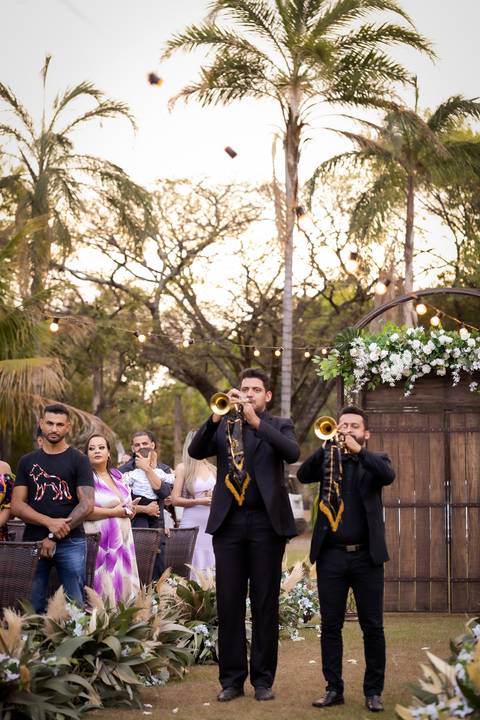 pre-wedding-casamento-ensaio-igreja-cerimonia-noiva-daniel-custodio-fotografias-de-casamento-uberlandia-fotografo-cerimonial-por-do-sol-vestido-terno-atelie-buque-buffet-chacara-banda-uberlandia-minas-gerais-goias-aragauri-brasil-chacara-pista-de dança-'