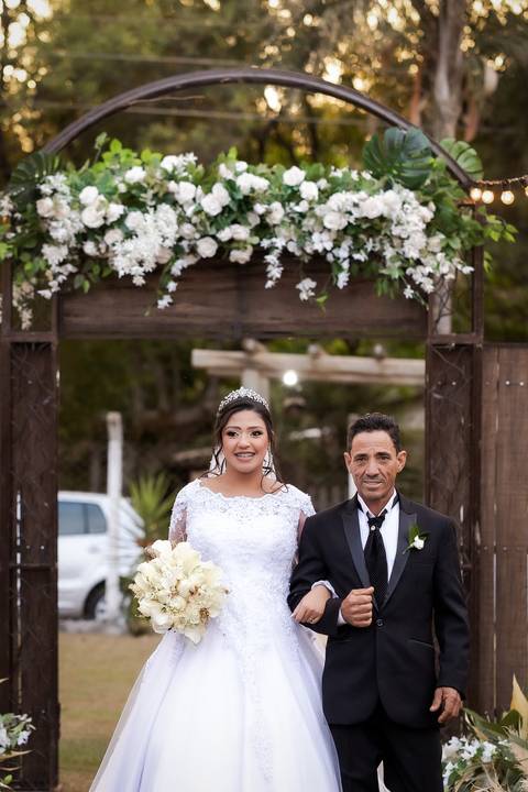 pre-wedding-casamento-ensaio-igreja-cerimonia-noiva-daniel-custodio-fotografias-de-casamento-uberlandia-fotografo-cerimonial-por-do-sol-vestido-terno-atelie-buque-buffet-chacara-banda-uberlandia-minas-gerais-goias-aragauri-brasil-chacara-pista-de dança-'