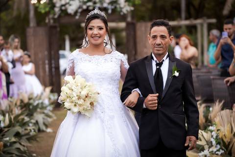 pre-wedding-casamento-ensaio-igreja-cerimonia-noiva-daniel-custodio-fotografias-de-casamento-uberlandia-fotografo-cerimonial-por-do-sol-vestido-terno-atelie-buque-buffet-chacara-banda-uberlandia-minas-gerais-goias-aragauri-brasil-chacara-pista-de dança-'