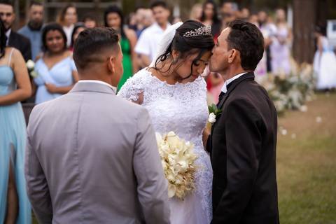 pre-wedding-casamento-ensaio-igreja-cerimonia-noiva-daniel-custodio-fotografias-de-casamento-uberlandia-fotografo-cerimonial-por-do-sol-vestido-terno-atelie-buque-buffet-chacara-banda-uberlandia-minas-gerais-goias-aragauri-brasil-chacara-pista-de dança-'