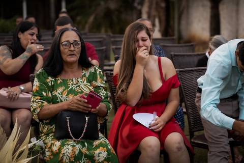 pre-wedding-casamento-ensaio-igreja-cerimonia-noiva-daniel-custodio-fotografias-de-casamento-uberlandia-fotografo-cerimonial-por-do-sol-vestido-terno-atelie-buque-buffet-chacara-banda-uberlandia-minas-gerais-goias-aragauri-brasil-chacara-pista-de dança-'