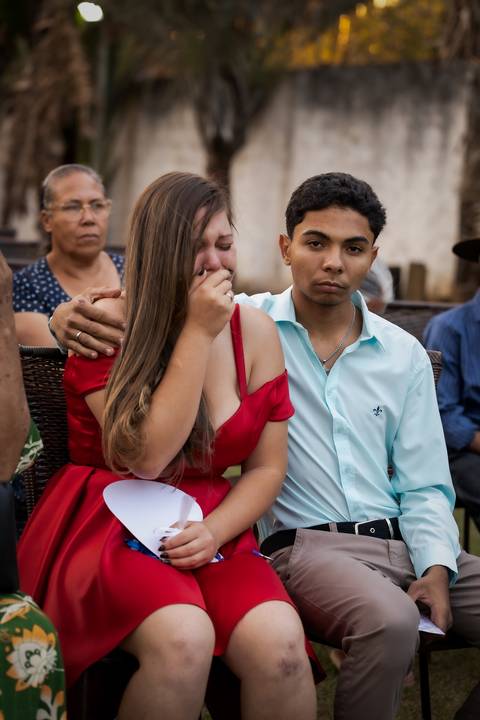 pre-wedding-casamento-ensaio-igreja-cerimonia-noiva-daniel-custodio-fotografias-de-casamento-uberlandia-fotografo-cerimonial-por-do-sol-vestido-terno-atelie-buque-buffet-chacara-banda-uberlandia-minas-gerais-goias-aragauri-brasil-chacara-pista-de dança-'