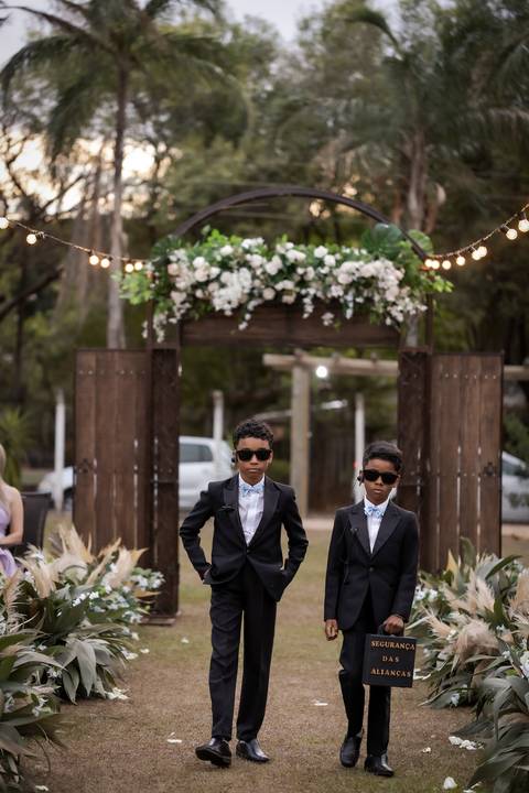 pre-wedding-casamento-ensaio-igreja-cerimonia-noiva-daniel-custodio-fotografias-de-casamento-uberlandia-fotografo-cerimonial-por-do-sol-vestido-terno-atelie-buque-buffet-chacara-banda-uberlandia-minas-gerais-goias-aragauri-brasil-chacara-pista-de dança-'