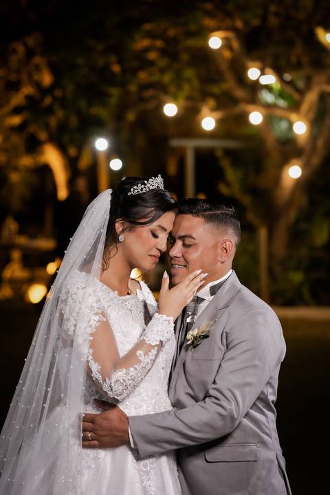 pre-wedding-casamento-ensaio-igreja-cerimonia-noiva-daniel-custodio-fotografias-de-casamento-uberlandia-fotografo-cerimonial-por-do-sol-vestido-terno-atelie-buque-buffet-chacara-banda-uberlandia-minas-gerais-goias-aragauri-brasil-chacara-pista-de dança-'