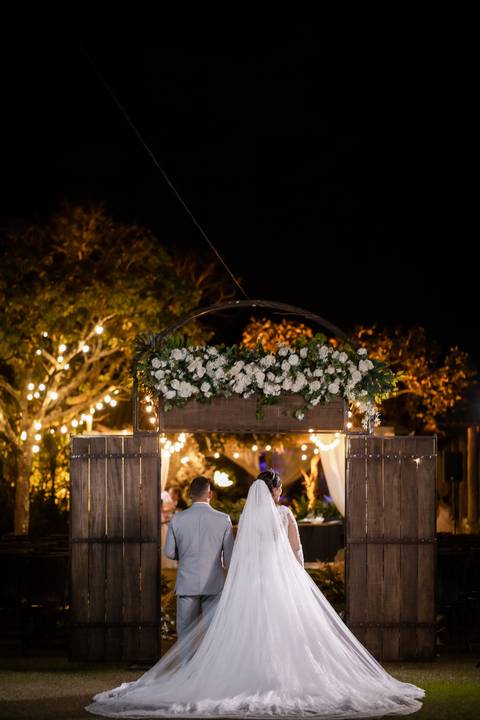 pre-wedding-casamento-ensaio-igreja-cerimonia-noiva-daniel-custodio-fotografias-de-casamento-uberlandia-fotografo-cerimonial-por-do-sol-vestido-terno-atelie-buque-buffet-chacara-banda-uberlandia-minas-gerais-goias-aragauri-brasil-chacara-pista-de dança-'