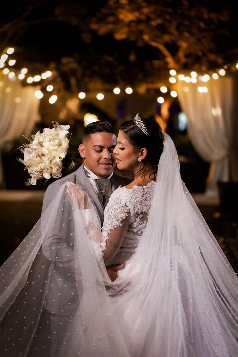 pre-wedding-casamento-ensaio-igreja-cerimonia-noiva-daniel-custodio-fotografias-de-casamento-uberlandia-fotografo-cerimonial-por-do-sol-vestido-terno-atelie-buque-buffet-chacara-banda-uberlandia-minas-gerais-goias-aragauri-brasil-chacara-pista-de dança-'