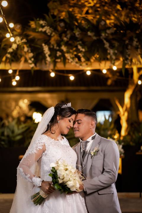 pre-wedding-casamento-ensaio-igreja-cerimonia-noiva-daniel-custodio-fotografias-de-casamento-uberlandia-fotografo-cerimonial-por-do-sol-vestido-terno-atelie-buque-buffet-chacara-banda-uberlandia-minas-gerais-goias-aragauri-brasil-chacara-pista-de dança-'