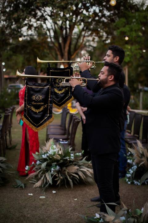 pre-wedding-casamento-ensaio-igreja-cerimonia-noiva-daniel-custodio-fotografias-de-casamento-uberlandia-fotografo-cerimonial-por-do-sol-vestido-terno-atelie-buque-buffet-chacara-banda-uberlandia-minas-gerais-goias-aragauri-brasil-chacara-pista-de dança-'