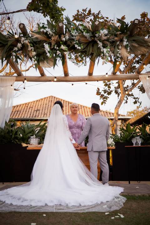 pre-wedding-casamento-ensaio-igreja-cerimonia-noiva-daniel-custodio-fotografias-de-casamento-uberlandia-fotografo-cerimonial-por-do-sol-vestido-terno-atelie-buque-buffet-chacara-banda-uberlandia-minas-gerais-goias-aragauri-brasil-chacara-pista-de dança-'