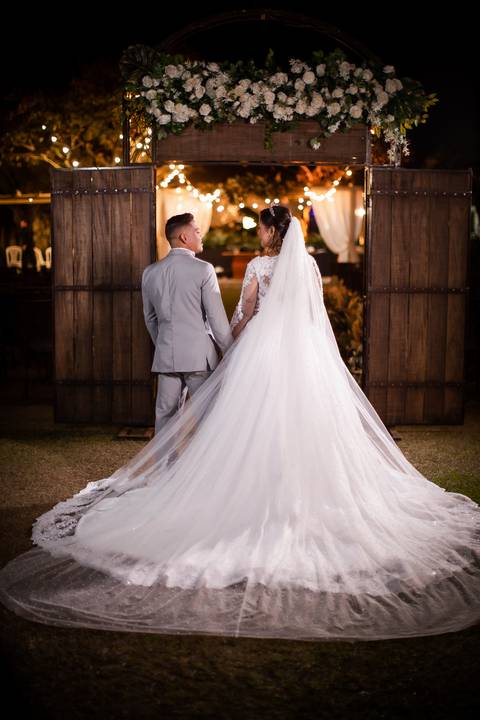 pre-wedding-casamento-ensaio-igreja-cerimonia-noiva-daniel-custodio-fotografias-de-casamento-uberlandia-fotografo-cerimonial-por-do-sol-vestido-terno-atelie-buque-buffet-chacara-banda-uberlandia-minas-gerais-goias-aragauri-brasil-chacara-pista-de dança-'
