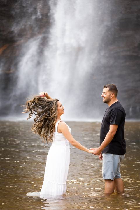 pre-wedding-casamento-ensaio-igreja-cerimonia-noiva-daniel-custodio-fotografias-de-casamento-uberlandia-fotografo-cerimonial-por-do-sol-vestido-terno-atelie-buque-buffet-chacara-banda-uberlandia-minas-gerais-goias-aragauri-brasil-chacara-pista-de dança-'