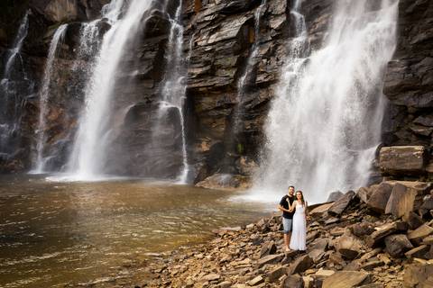 pre-wedding-casamento-ensaio-igreja-cerimonia-noiva-daniel-custodio-fotografias-de-casamento-uberlandia-fotografo-cerimonial-por-do-sol-vestido-terno-atelie-buque-buffet-chacara-banda-uberlandia-minas-gerais-goias-aragauri-brasil-chacara-pista-de dança-'