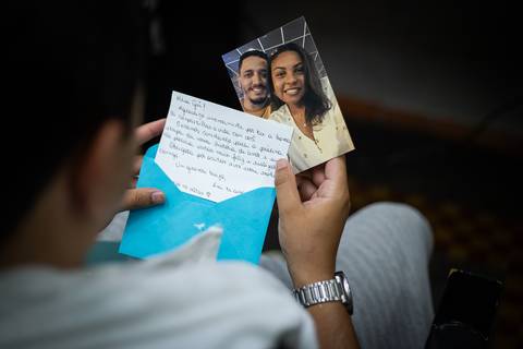 pre-wedding-casamento-ensaio-noiva-noivo-vestido-terno-make-maquiagem-civil-buque-cerimonia-cerimonial-foto-fotografo-retrato-igreja-madrinha-padrinho-dj-buffet-daniel-custodio-uberlandia-minas-gerais-por-do-sol-amor-aliança-fotos-anel-noivado-chacara-lov'