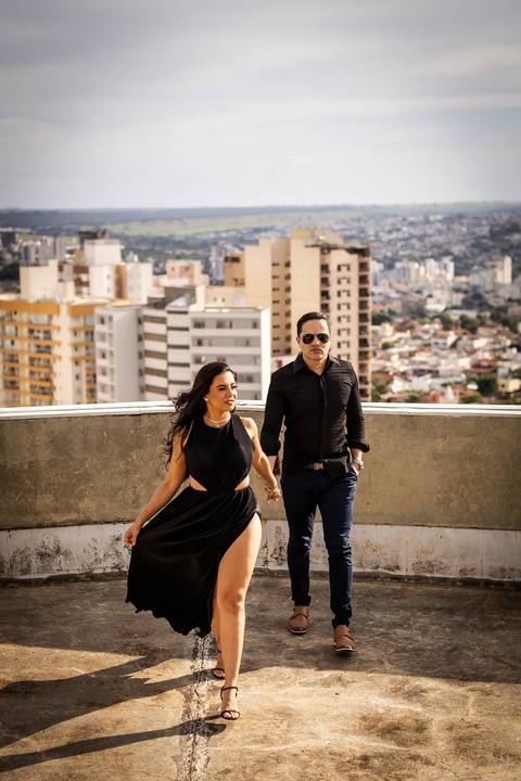 pre-wedding-ensaio-predio-centro-uberlandia-foto-fotografo-daniel-custodio-casar-casamento-make-noiva-noivo-festa-cerimonial-igreja-chacara-buffet-dj-buque-vestido-terno-barbeiro-minas-gerais-brasil-banda-fotos-externas-romantico-civil-aliança-love-amor-'