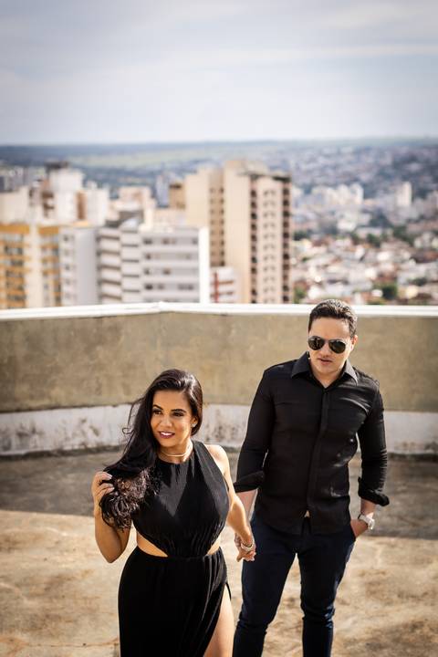 pre-wedding-ensaio-predio-centro-uberlandia-foto-fotografo-daniel-custodio-casar-casamento-make-noiva-noivo-festa-cerimonial-igreja-chacara-buffet-dj-buque-vestido-terno-barbeiro-minas-gerais-brasil-banda-fotos-externas-romantico-civil-aliança-love-amor-'