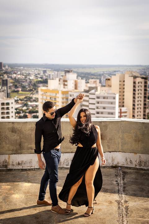 pre-wedding-ensaio-predio-centro-uberlandia-foto-fotografo-daniel-custodio-casar-casamento-make-noiva-noivo-festa-cerimonial-igreja-chacara-buffet-dj-buque-vestido-terno-barbeiro-minas-gerais-brasil-banda-fotos-externas-romantico-civil-aliança-love-amor-'