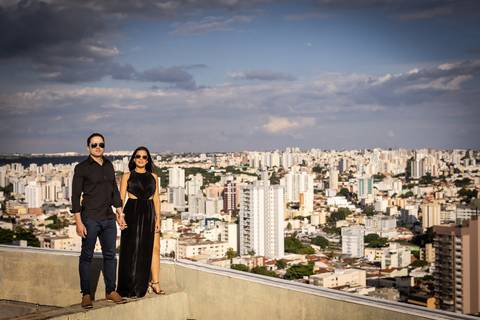 pre-wedding-ensaio-predio-centro-uberlandia-foto-fotografo-daniel-custodio-casar-casamento-make-noiva-noivo-festa-cerimonial-igreja-chacara-buffet-dj-buque-vestido-terno-barbeiro-minas-gerais-brasil-banda-fotos-externas-romantico-civil-aliança-love-amor-'