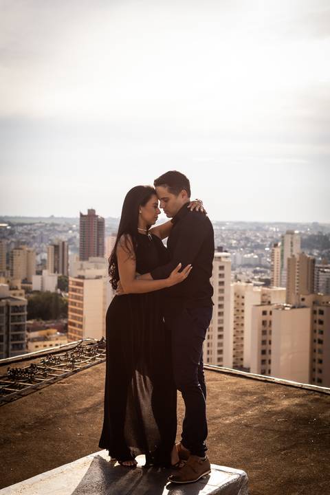 pre-wedding-ensaio-predio-centro-uberlandia-foto-fotografo-daniel-custodio-casar-casamento-make-noiva-noivo-festa-cerimonial-igreja-chacara-buffet-dj-buque-vestido-terno-barbeiro-minas-gerais-brasil-banda-fotos-externas-romantico-civil-aliança-love-amor-'