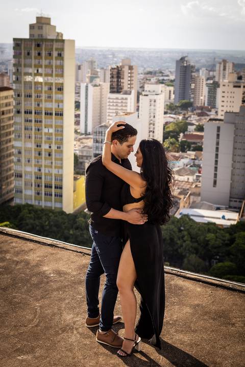 pre-wedding-ensaio-predio-centro-uberlandia-foto-fotografo-daniel-custodio-casar-casamento-make-noiva-noivo-festa-cerimonial-igreja-chacara-buffet-dj-buque-vestido-terno-barbeiro-minas-gerais-brasil-banda-fotos-externas-romantico-civil-aliança-love-amor-'