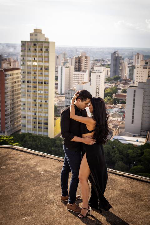 pre-wedding-ensaio-predio-centro-uberlandia-foto-fotografo-daniel-custodio-casar-casamento-make-noiva-noivo-festa-cerimonial-igreja-chacara-buffet-dj-buque-vestido-terno-barbeiro-minas-gerais-brasil-banda-fotos-externas-romantico-civil-aliança-love-amor-'