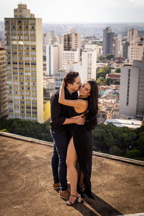 pre-wedding-ensaio-predio-centro-uberlandia-foto-fotografo-daniel-custodio-casar-casamento-make-noiva-noivo-festa-cerimonial-igreja-chacara-buffet-dj-buque-vestido-terno-barbeiro-minas-gerais-brasil-banda-fotos-externas-romantico-civil-aliança-love-amor-'