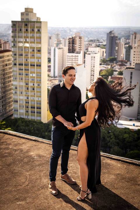 pre-wedding-ensaio-predio-centro-uberlandia-foto-fotografo-daniel-custodio-casar-casamento-make-noiva-noivo-festa-cerimonial-igreja-chacara-buffet-dj-buque-vestido-terno-barbeiro-minas-gerais-brasil-banda-fotos-externas-romantico-civil-aliança-love-amor-'