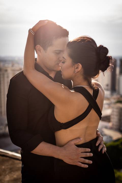 pre-wedding-ensaio-predio-centro-uberlandia-foto-fotografo-daniel-custodio-casar-casamento-make-noiva-noivo-festa-cerimonial-igreja-chacara-buffet-dj-buque-vestido-terno-barbeiro-minas-gerais-brasil-banda-fotos-externas-romantico-civil-aliança-love-amor-'