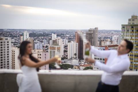 pre-wedding-ensaio-predio-centro-uberlandia-foto-fotografo-daniel-custodio-casar-casamento-make-noiva-noivo-festa-cerimonial-igreja-chacara-buffet-dj-buque-vestido-terno-barbeiro-minas-gerais-brasil-banda-fotos-externas-romantico-civil-aliança-love-amor-'