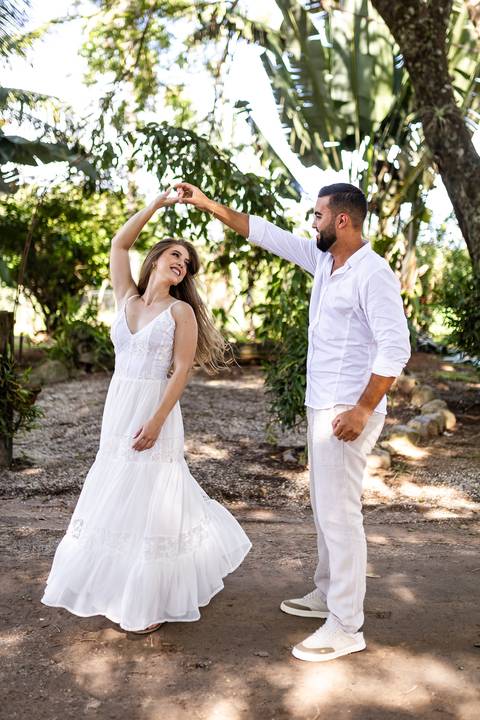 pre-wedding-ensaio-fotos-daniel-custodio-fotografo-uberlandia-aguai-são-paulo-casal-casamento-aliança-noiva-noivo-padrinha-madrinha-noivos-make-off-minas-gerais-buffet-buque-vestido-igreja-amor-love-fotos-stores-reels-instagram-igreja-chacara-festa-banda-'