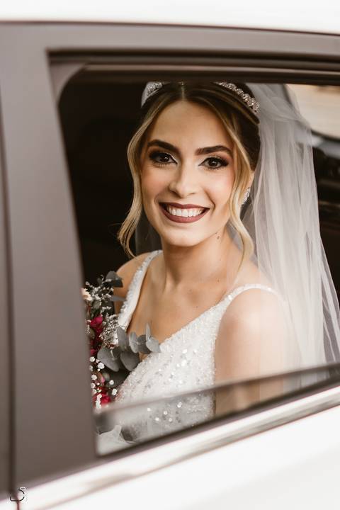 casar-casei-casamento-salão-make-vestido-noiva-madrinha-buque-brinde-aliança-penteado-fotos-fotografias-igreja-chacara-buffet-dança-banda-cerimonia-daniel-custodio-fotografo-noivo-terno-padrinho-filmagem-paje-dama-igreja-dj-drone-festa-uberlandia-minas-'