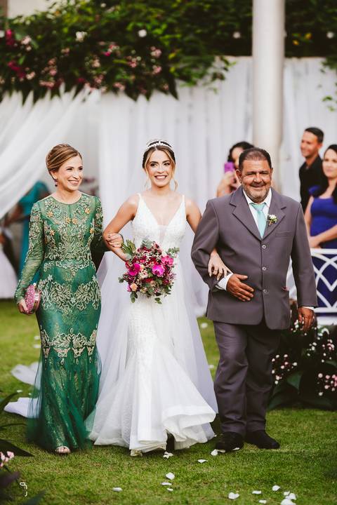 casar-casei-casamento-salão-make-vestido-noiva-madrinha-buque-brinde-aliança-penteado-fotos-fotografias-igreja-chacara-buffet-dança-banda-cerimonia-daniel-custodio-fotografo-noivo-terno-padrinho-filmagem-paje-dama-igreja-dj-drone-festa-uberlandia-minas-'