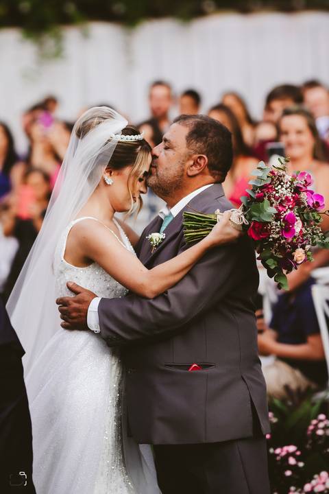 casar-casei-casamento-salão-make-vestido-noiva-madrinha-buque-brinde-aliança-penteado-fotos-fotografias-igreja-chacara-buffet-dança-banda-cerimonia-daniel-custodio-fotografo-noivo-terno-padrinho-filmagem-paje-dama-igreja-dj-drone-festa-uberlandia-minas-'