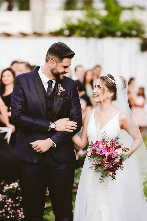 casar-casei-casamento-salão-make-vestido-noiva-madrinha-buque-brinde-aliança-penteado-fotos-fotografias-igreja-chacara-buffet-dança-banda-cerimonia-daniel-custodio-fotografo-noivo-terno-padrinho-filmagem-paje-dama-igreja-dj-drone-festa-uberlandia-minas-'