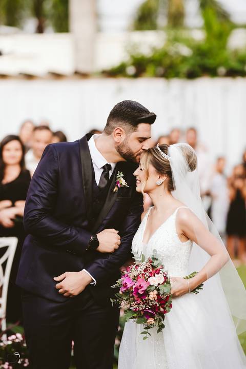 casar-casei-casamento-salão-make-vestido-noiva-madrinha-buque-brinde-aliança-penteado-fotos-fotografias-igreja-chacara-buffet-dança-banda-cerimonia-daniel-custodio-fotografo-noivo-terno-padrinho-filmagem-paje-dama-igreja-dj-drone-festa-uberlandia-minas-'