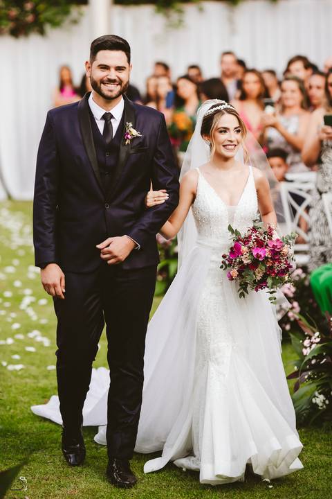 casar-casei-casamento-salão-make-vestido-noiva-madrinha-buque-brinde-aliança-penteado-fotos-fotografias-igreja-chacara-buffet-dança-banda-cerimonia-daniel-custodio-fotografo-noivo-terno-padrinho-filmagem-paje-dama-igreja-dj-drone-festa-uberlandia-minas-'