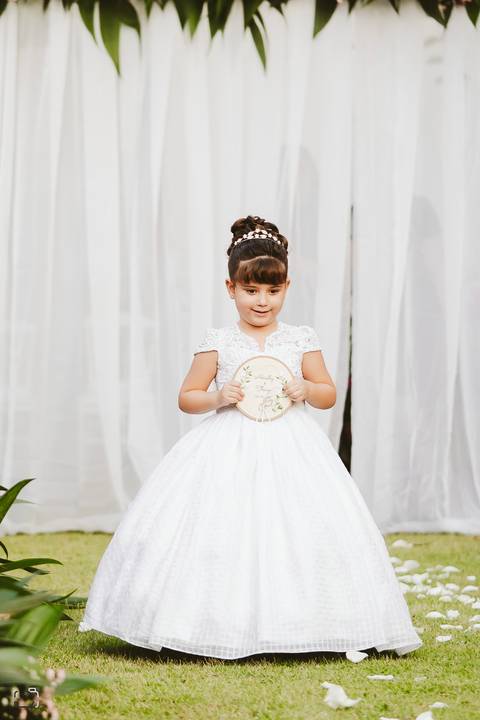 casar-casei-casamento-salão-make-vestido-noiva-madrinha-buque-brinde-aliança-penteado-fotos-fotografias-igreja-chacara-buffet-dança-banda-cerimonia-daniel-custodio-fotografo-noivo-terno-padrinho-filmagem-paje-dama-igreja-dj-drone-festa-uberlandia-minas-'