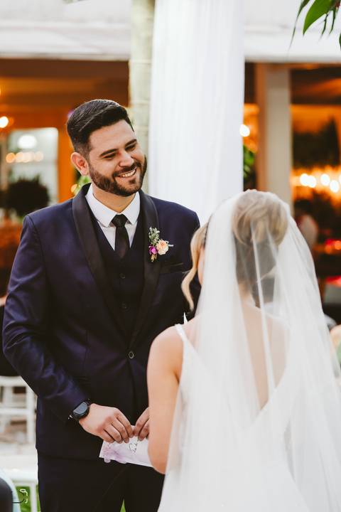 casar-casei-casamento-salão-make-vestido-noiva-madrinha-buque-brinde-aliança-penteado-fotos-fotografias-igreja-chacara-buffet-dança-banda-cerimonia-daniel-custodio-fotografo-noivo-terno-padrinho-filmagem-paje-dama-igreja-dj-drone-festa-uberlandia-minas-'