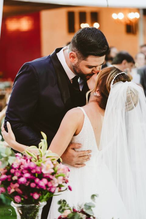 casar-casei-casamento-salão-make-vestido-noiva-madrinha-buque-brinde-aliança-penteado-fotos-fotografias-igreja-chacara-buffet-dança-banda-cerimonia-daniel-custodio-fotografo-noivo-terno-padrinho-filmagem-paje-dama-igreja-dj-drone-festa-uberlandia-minas-'