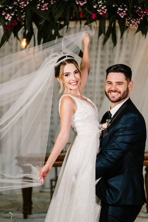 casar-casei-casamento-salão-make-vestido-noiva-madrinha-buque-brinde-aliança-penteado-fotos-fotografias-igreja-chacara-buffet-dança-banda-cerimonia-daniel-custodio-fotografo-noivo-terno-padrinho-filmagem-paje-dama-igreja-dj-drone-festa-uberlandia-minas-'
