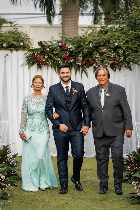 casar-casei-casamento-salão-make-vestido-noiva-madrinha-buque-brinde-aliança-penteado-fotos-fotografias-igreja-chacara-buffet-dança-banda-cerimonia-daniel-custodio-fotografo-noivo-terno-padrinho-filmagem-paje-dama-igreja-dj-drone-festa-uberlandia-minas-'
