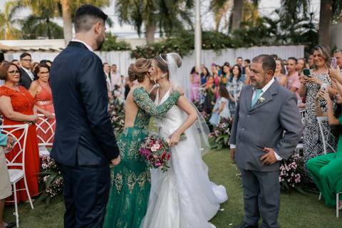 casar-casei-casamento-salão-make-vestido-noiva-madrinha-buque-brinde-aliança-penteado-fotos-fotografias-igreja-chacara-buffet-dança-banda-cerimonia-daniel-custodio-fotografo-noivo-terno-padrinho-filmagem-paje-dama-igreja-dj-drone-festa-uberlandia-minas-'
