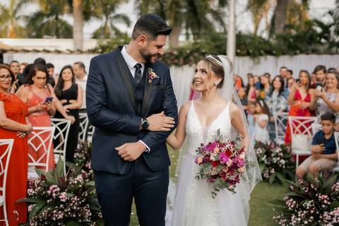 casar-casei-casamento-salão-make-vestido-noiva-madrinha-buque-brinde-aliança-penteado-fotos-fotografias-igreja-chacara-buffet-dança-banda-cerimonia-daniel-custodio-fotografo-noivo-terno-padrinho-filmagem-paje-dama-igreja-dj-drone-festa-uberlandia-minas-'