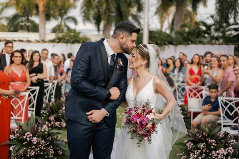 casar-casei-casamento-salão-make-vestido-noiva-madrinha-buque-brinde-aliança-penteado-fotos-fotografias-igreja-chacara-buffet-dança-banda-cerimonia-daniel-custodio-fotografo-noivo-terno-padrinho-filmagem-paje-dama-igreja-dj-drone-festa-uberlandia-minas-'