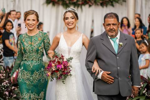 casar-casei-casamento-salão-make-vestido-noiva-madrinha-buque-brinde-aliança-penteado-fotos-fotografias-igreja-chacara-buffet-dança-banda-cerimonia-daniel-custodio-fotografo-noivo-terno-padrinho-filmagem-paje-dama-igreja-dj-drone-festa-uberlandia-minas-'